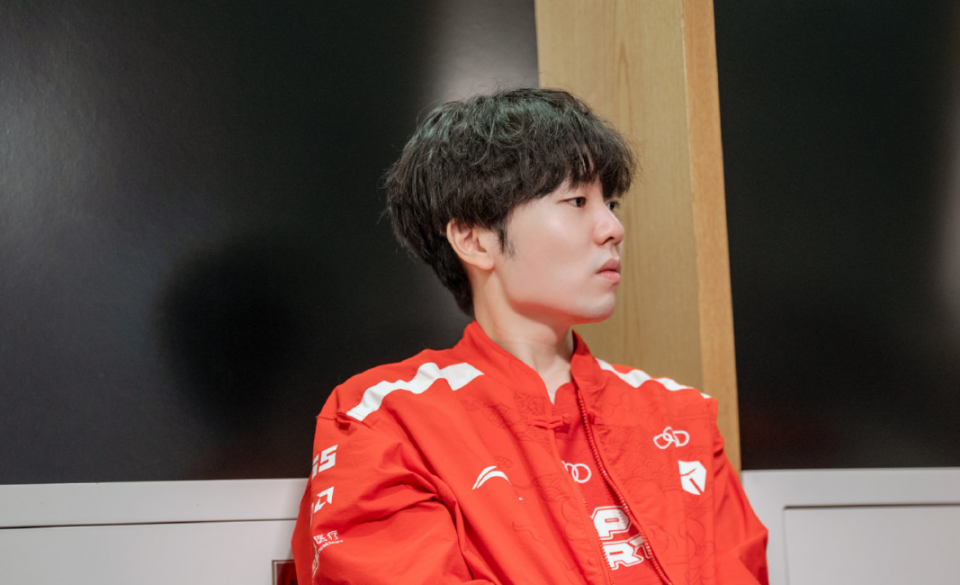 爱游戏登录入口 JackeyLove回归赛场，出色防守首场状态亮眼，TES观众沸腾！